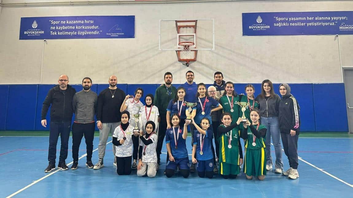 Küçük Kızlar 3x3 Basketbol Takımımız Okul Sporları Turnuvasında İlçe Birincisi olmuştur.